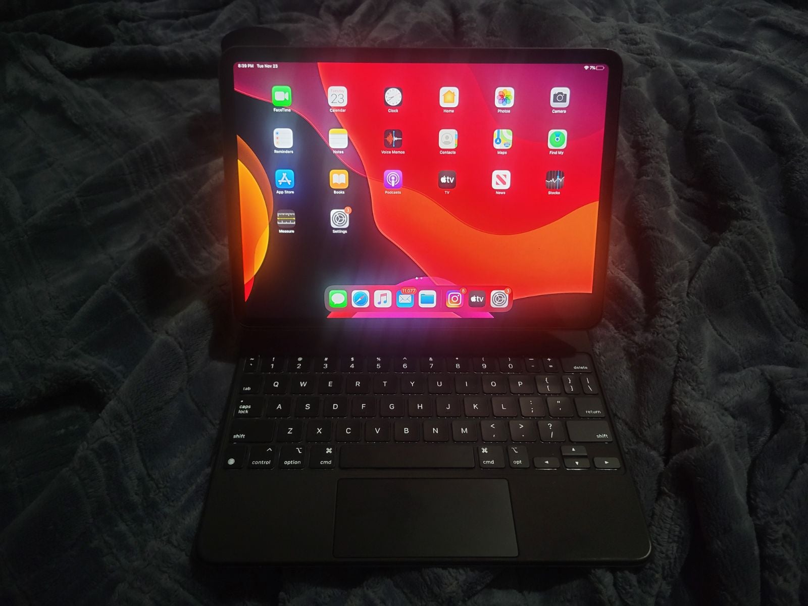Apple iPad 8th Generation 128 GB in Space Gray with keyboard and Pen