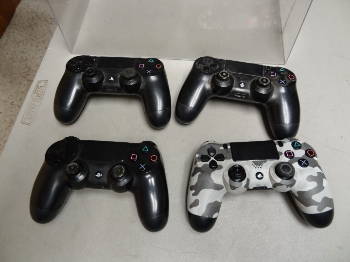 (4) SONY PLAYSTATION 4 PS4 CONTROLLERS VIDEO GAME (NON-WORKING) (PARTS ONLY)