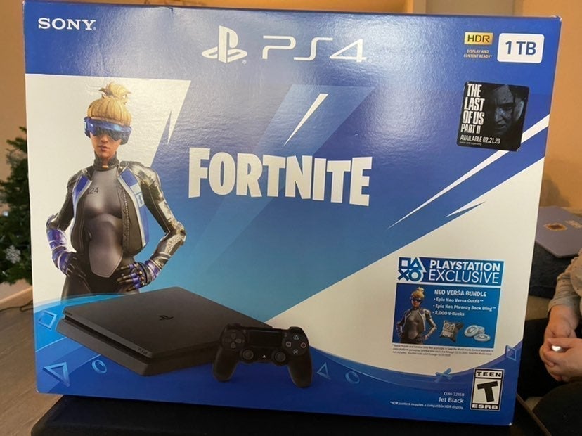 Fortnite Neo Versa PlayStation 4 Bundle 1TB