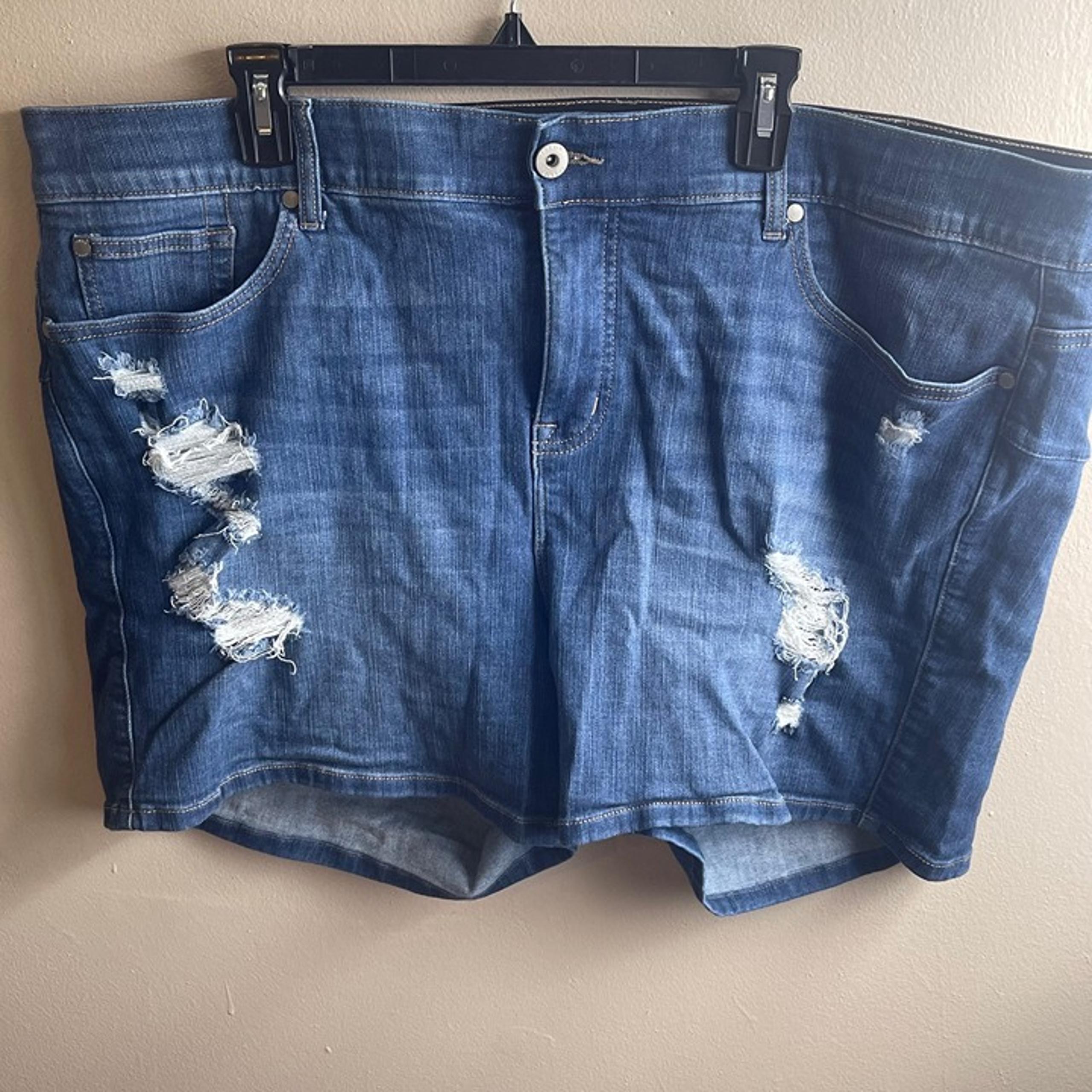 Torrid Women's Size 24 Feel the Fit Stretch Distressed 5" Denim Shorts W