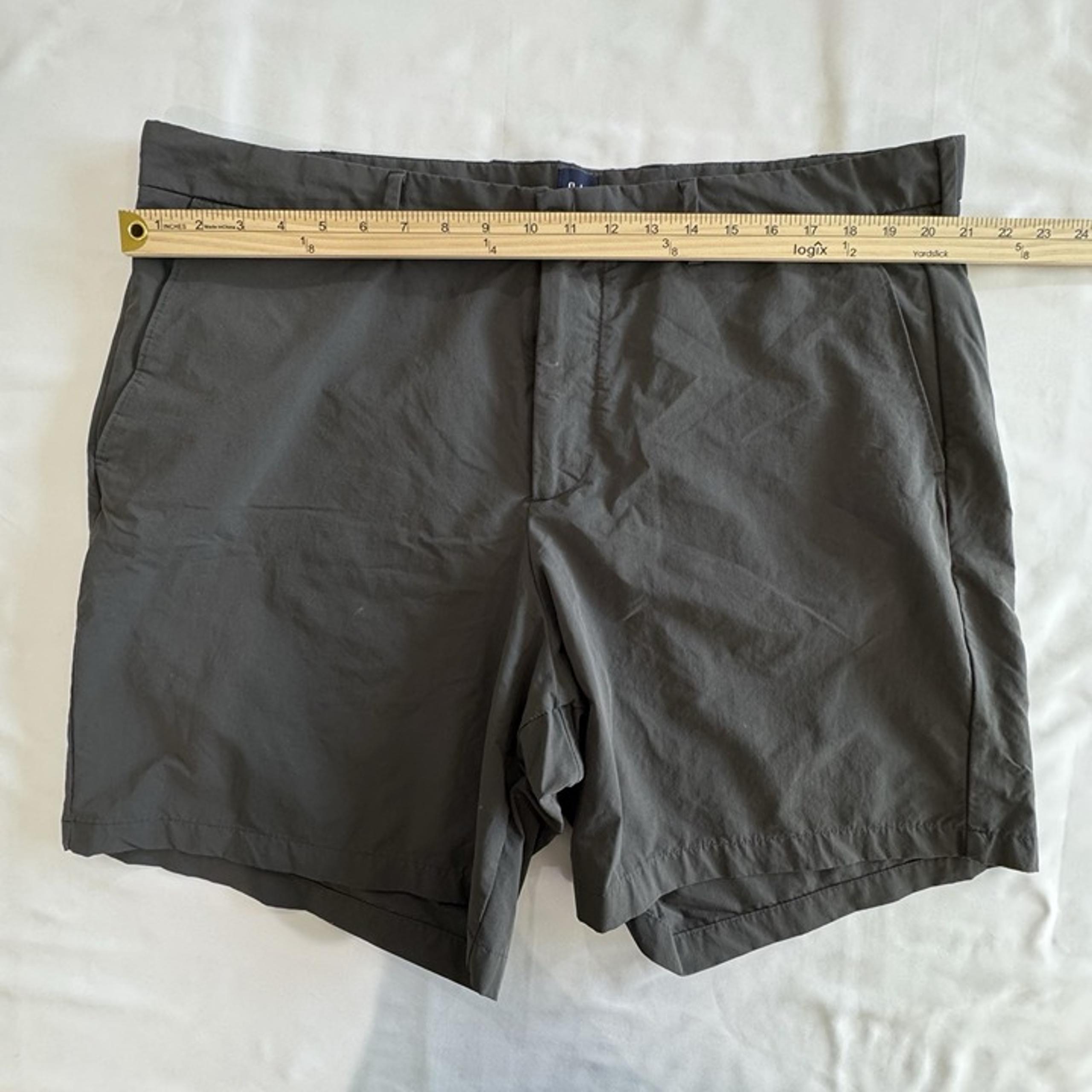 GAP Men's Size 40 Grey 8" Tech Shorts Flat Front Nylon Stretch Pockets