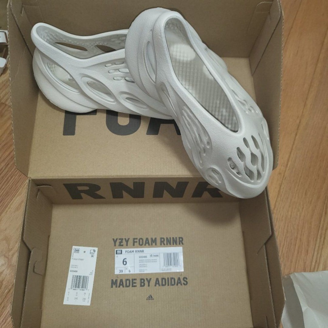 NIB YEEZY FOAM RNNR Size 6 Men / 7 Women
