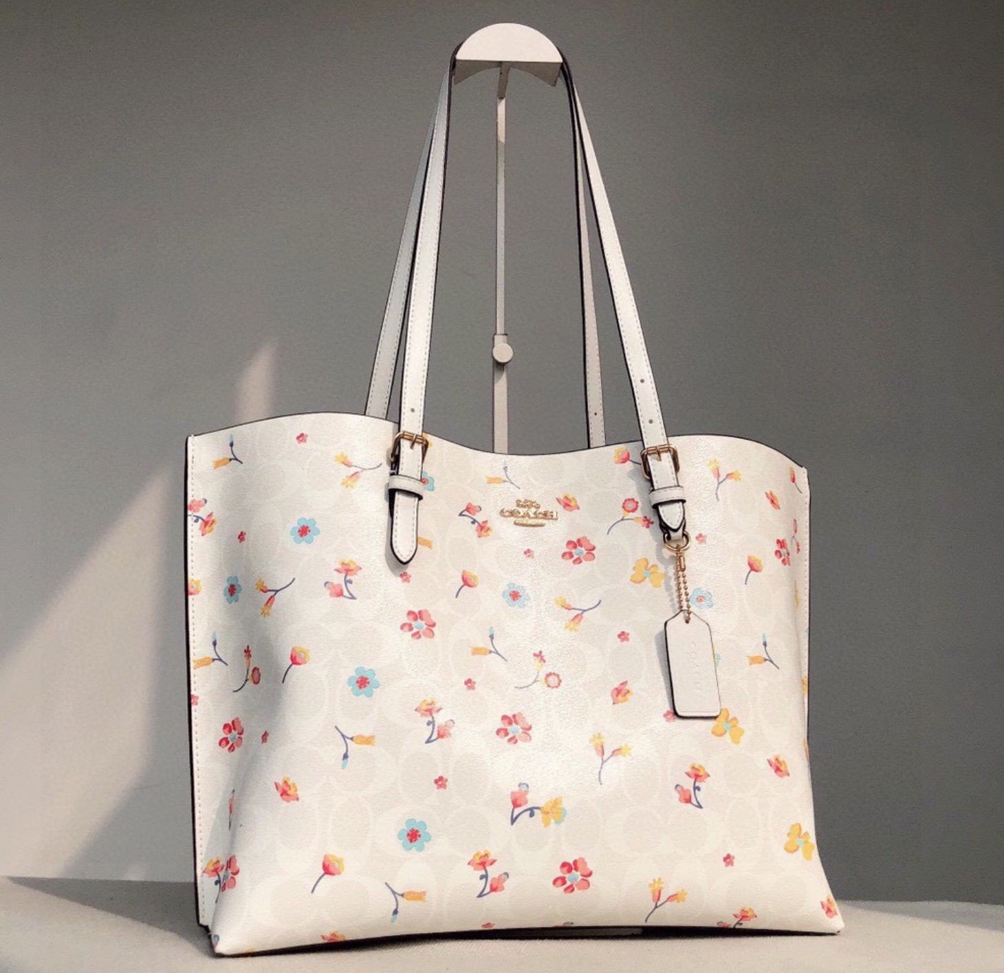 COACH C8612 City floral tote can be carried or shouldered