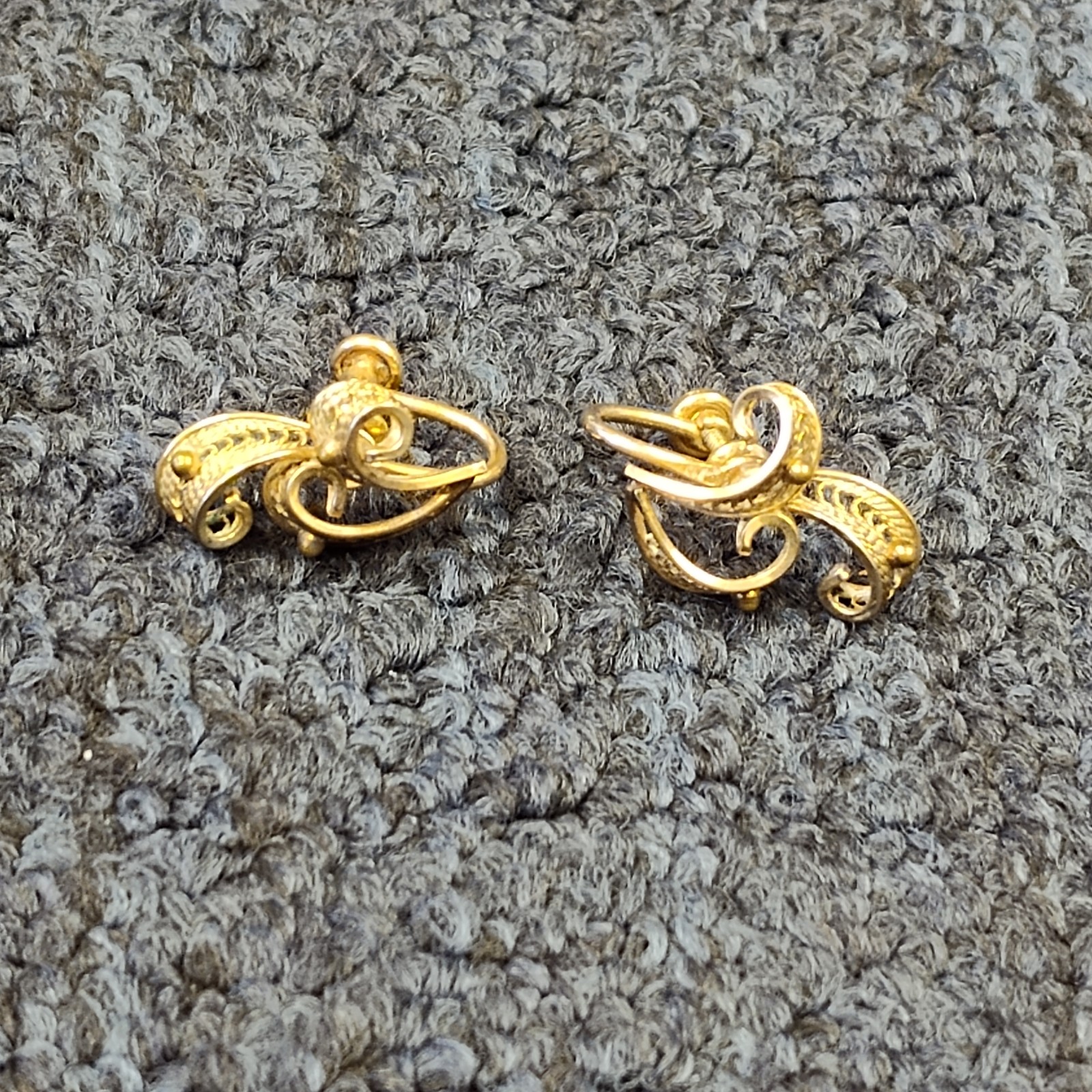 Vintage Van Dell 12k gold filled screw back earrings