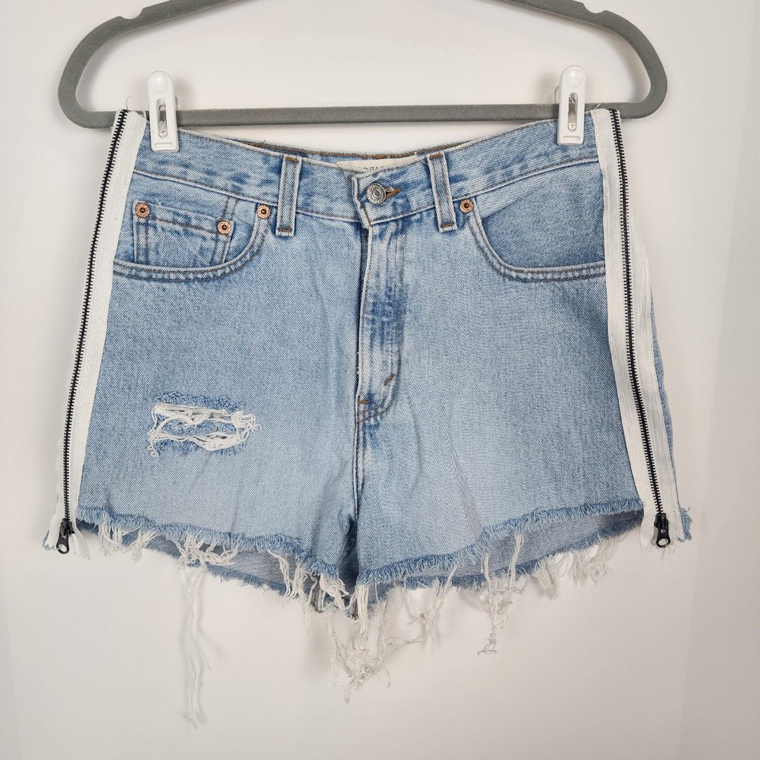 The Vintage Twin Levi's Zippered 560 Denim Shorts Size 8
