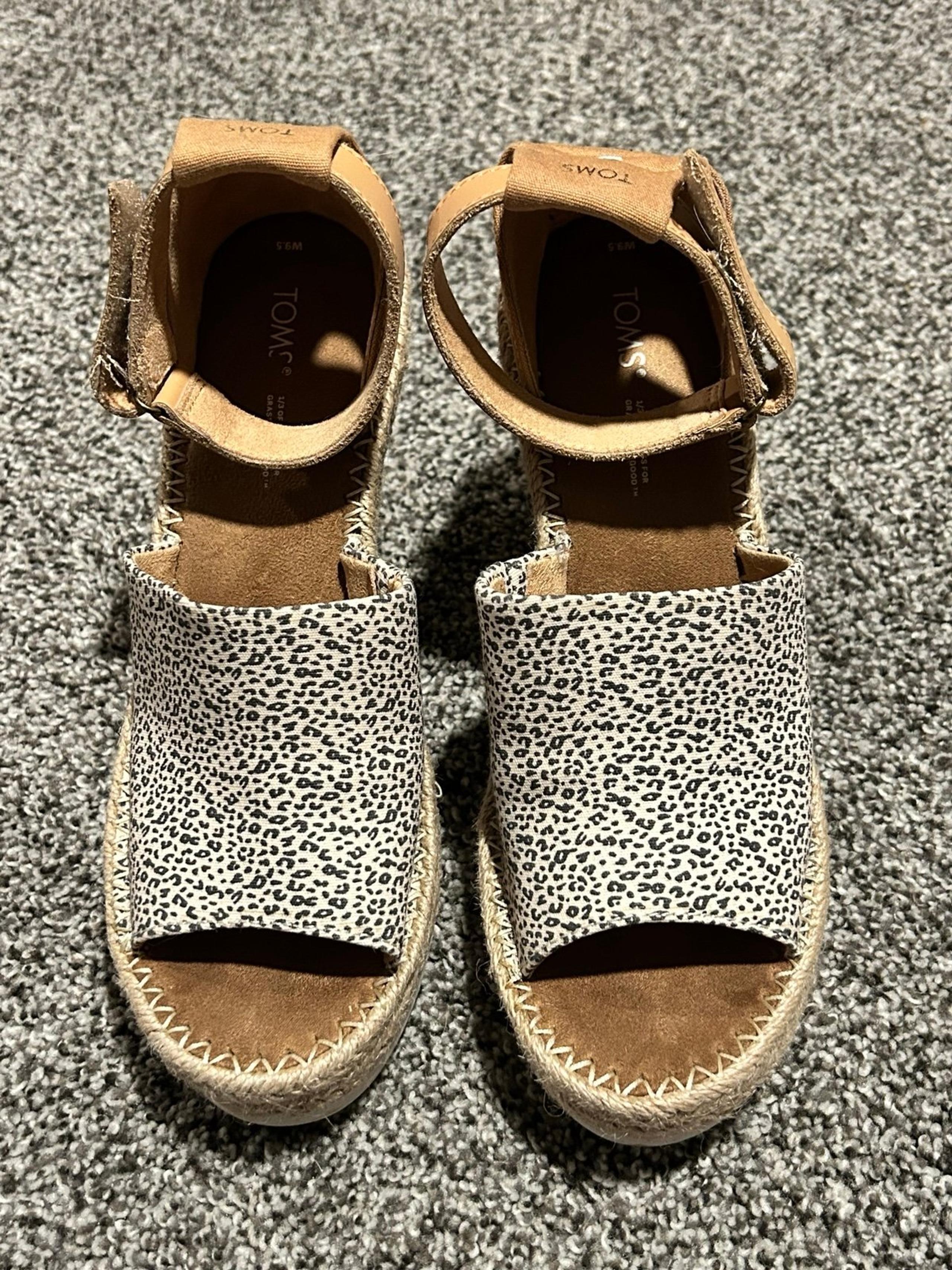 TOMS sandals size 9.5 women’s Espadrilles tweed black white wedge
