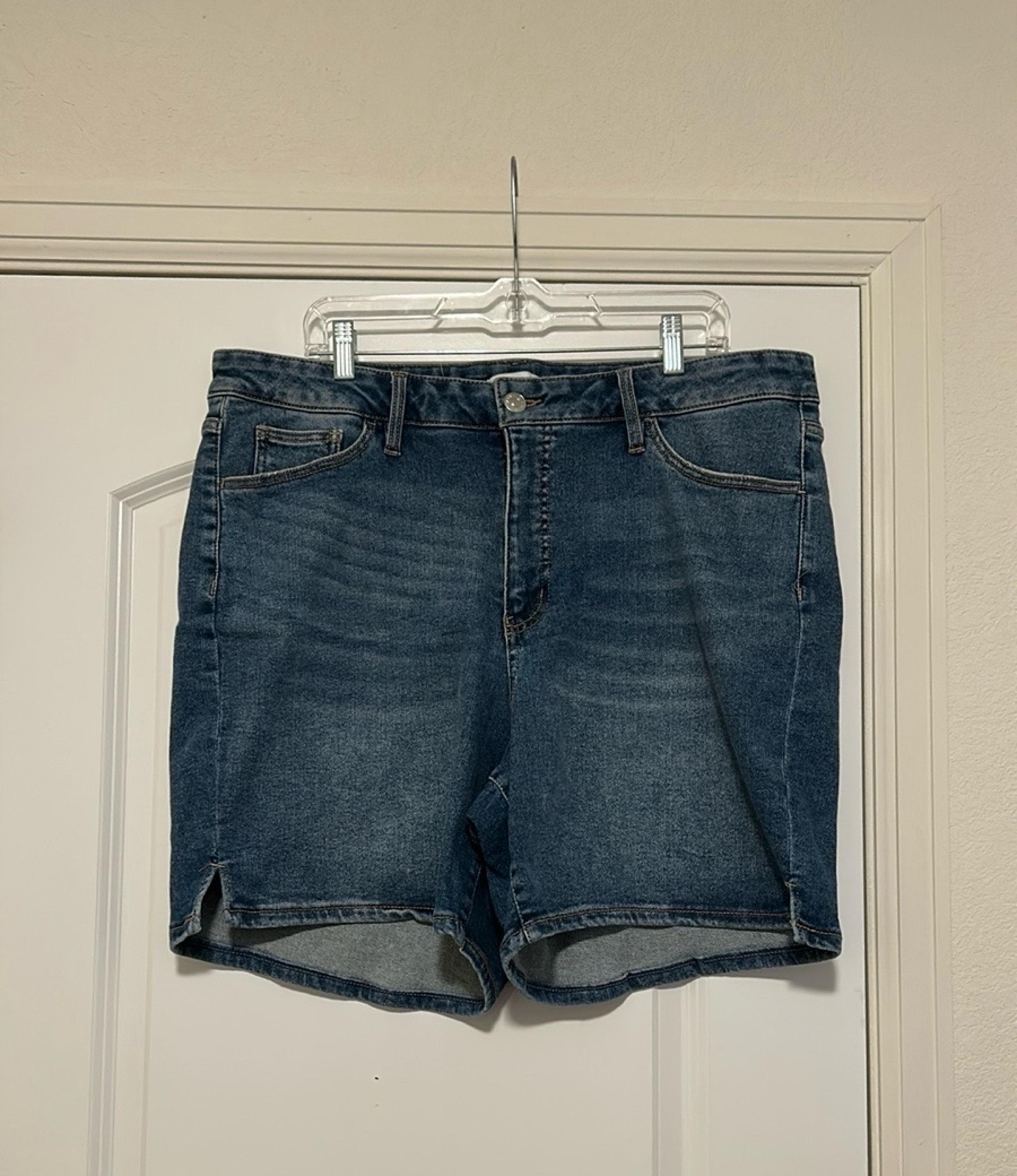 Women’s Ava & Viv High Rise Relaxed Bermuda Jean Short 6” Size 18