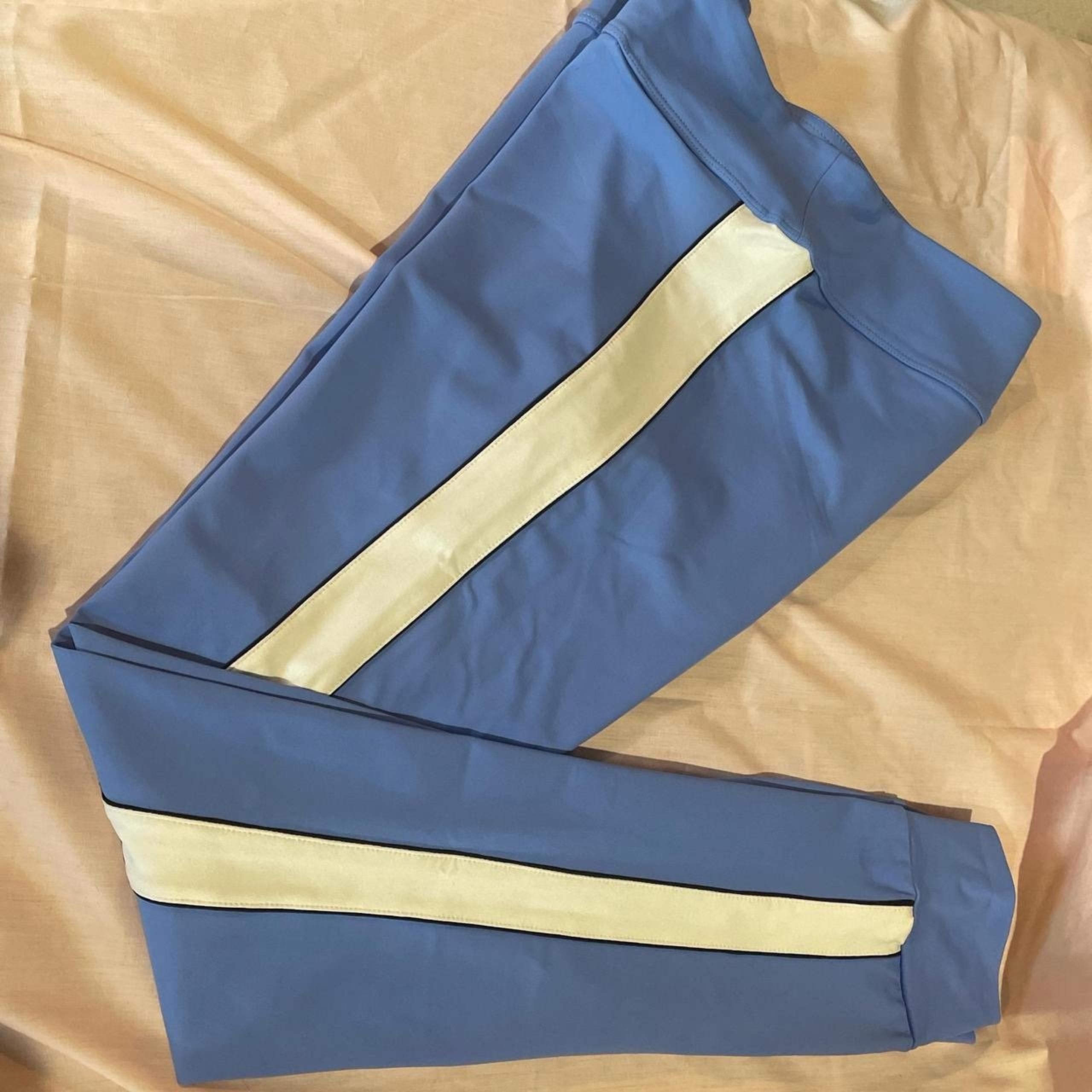 Blue and white leggings #sportswear
Forever 21
Size M