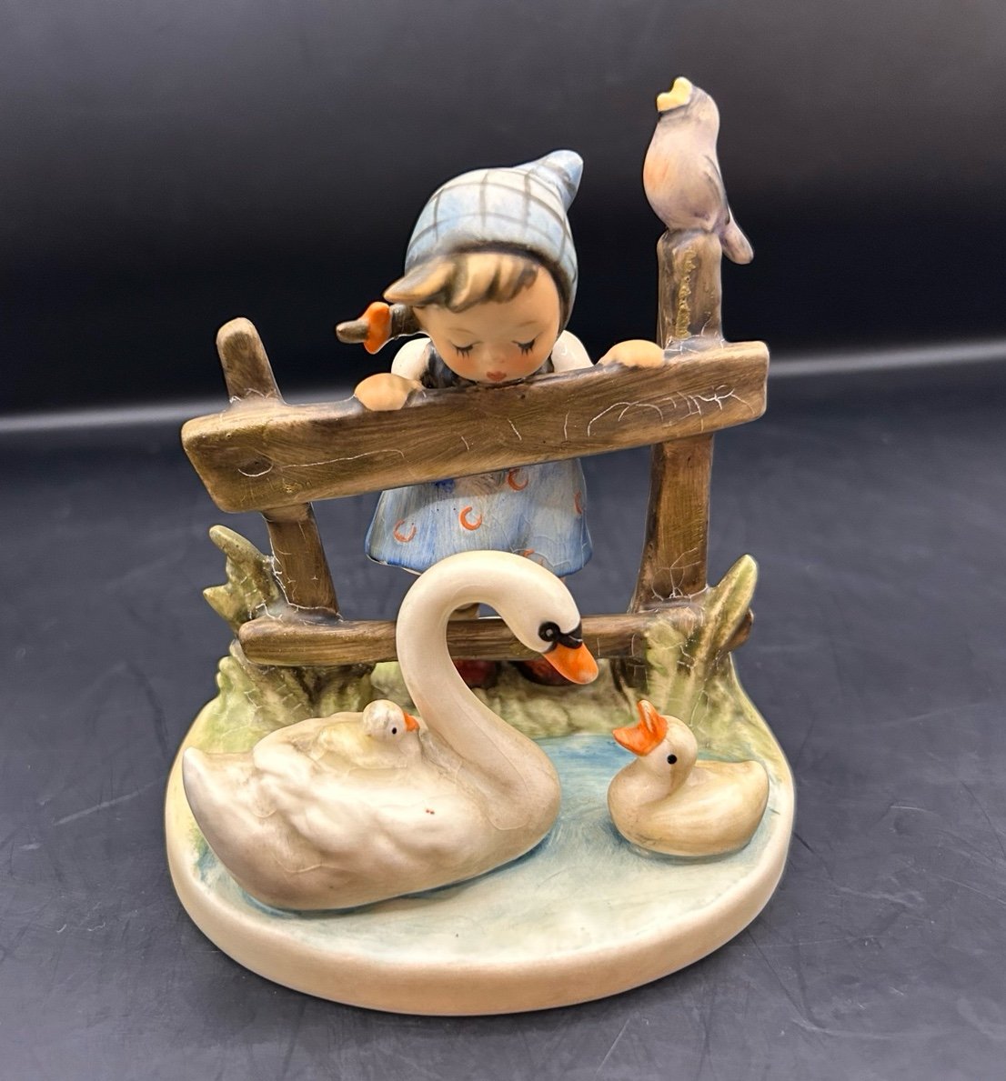 期間限定・お買い得商品: |産地直送 フンメル 女の子と 人形 少女 白鳥 ゲーベル FRIENDS FEATHERED 置物