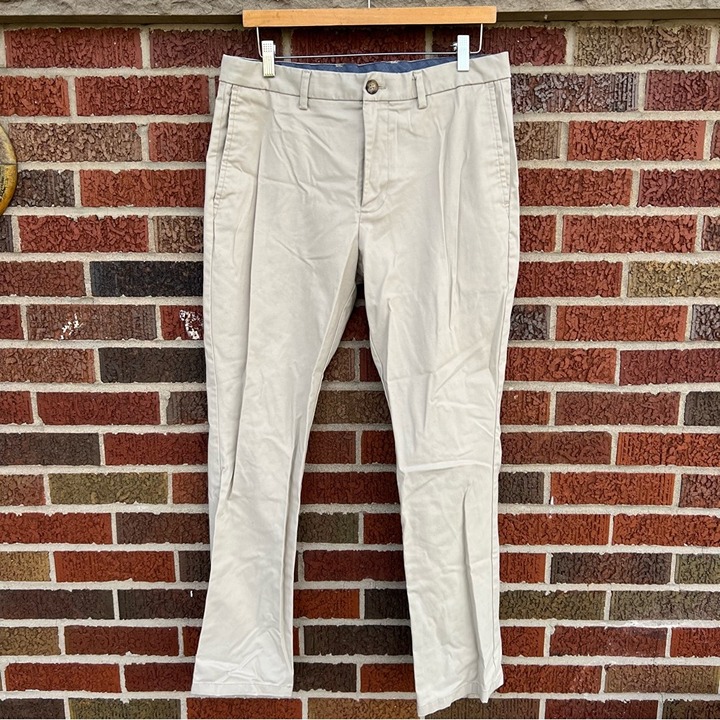 Old Navy Cream Beige Ultimate Straight Built-In Flex Straight Leg Khaki Pants