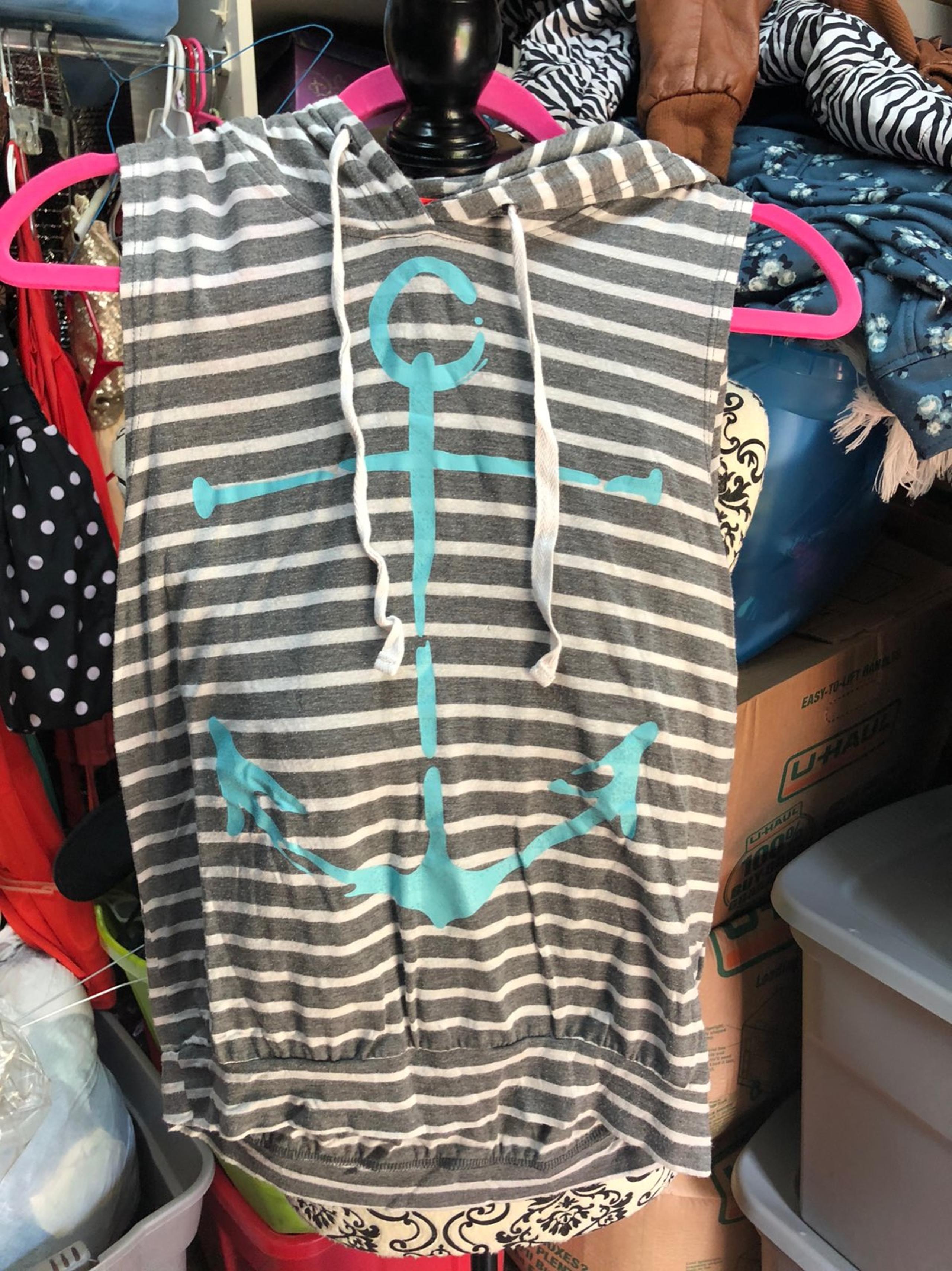 Spoiled anchor tank with hood