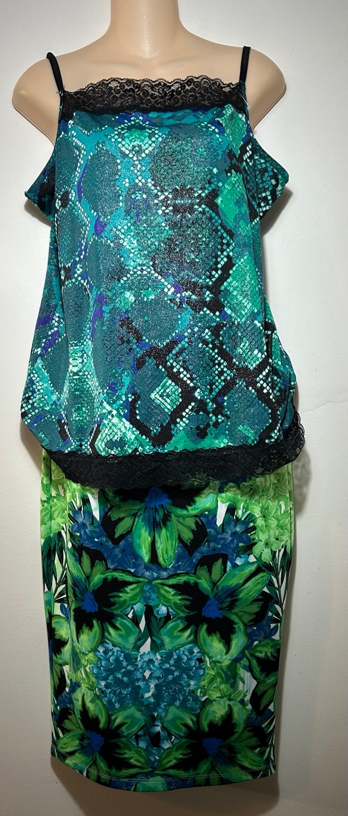 Women's summer suit - top and skirt. 45.