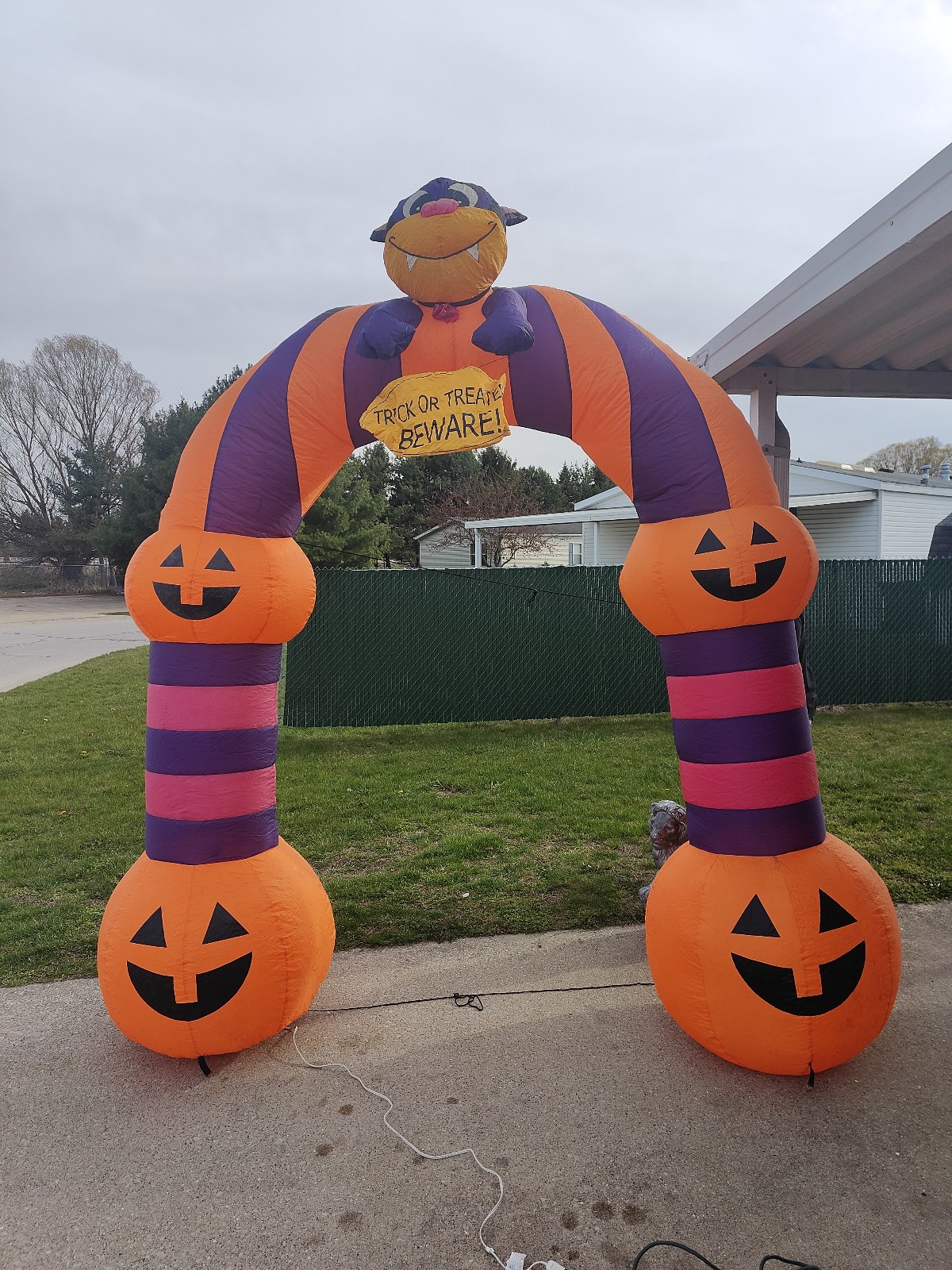 Vintage like new over 9 foot tall Halloween archway inflatable no rips no tears
