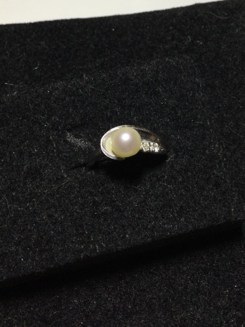 14KT WHITE GOLD PEARL RING WITH TWO SMALL DIAMONDS