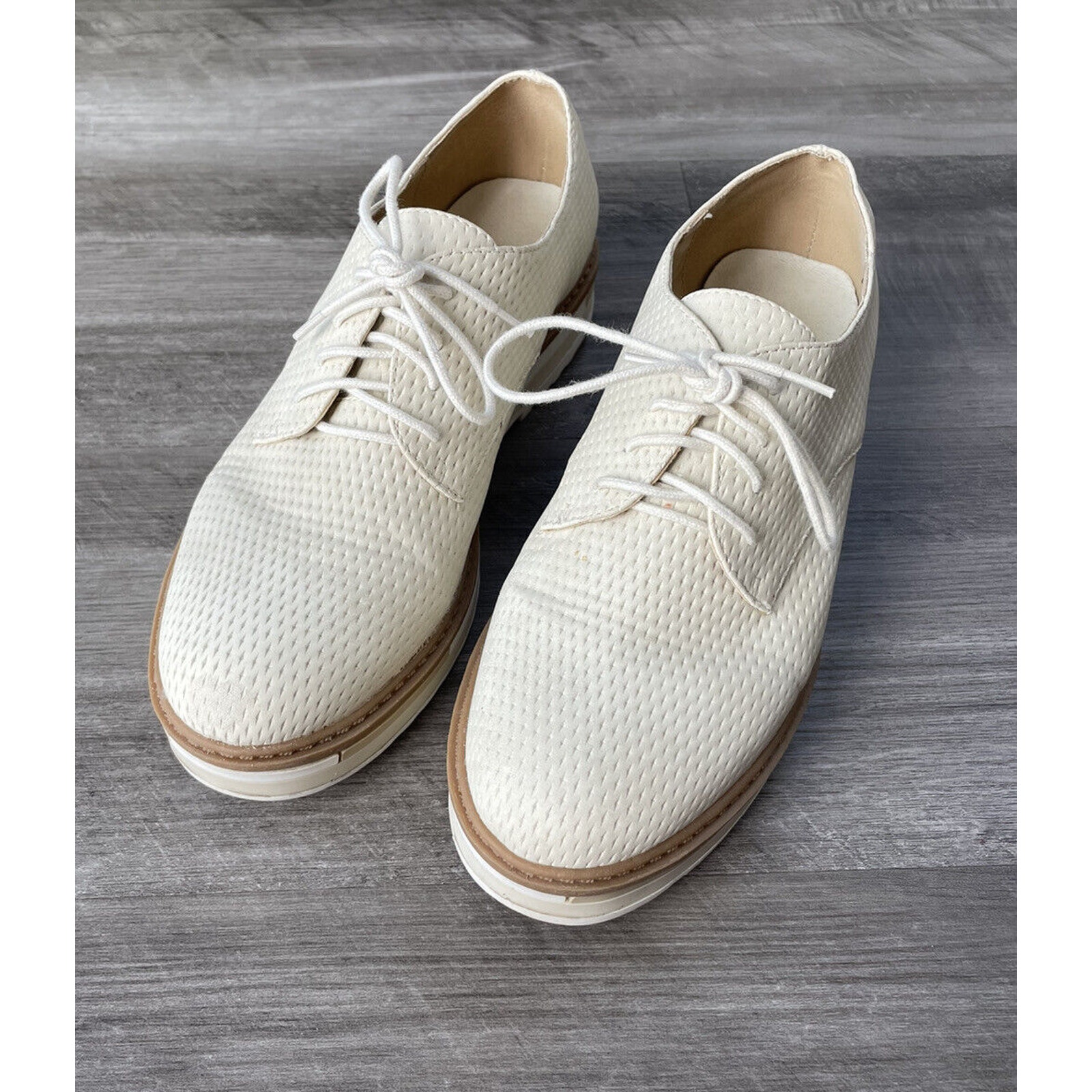 Bata Womens Ecru Leather Perforated Loafers Size 9.5 Shoes Lace-Up EU 40