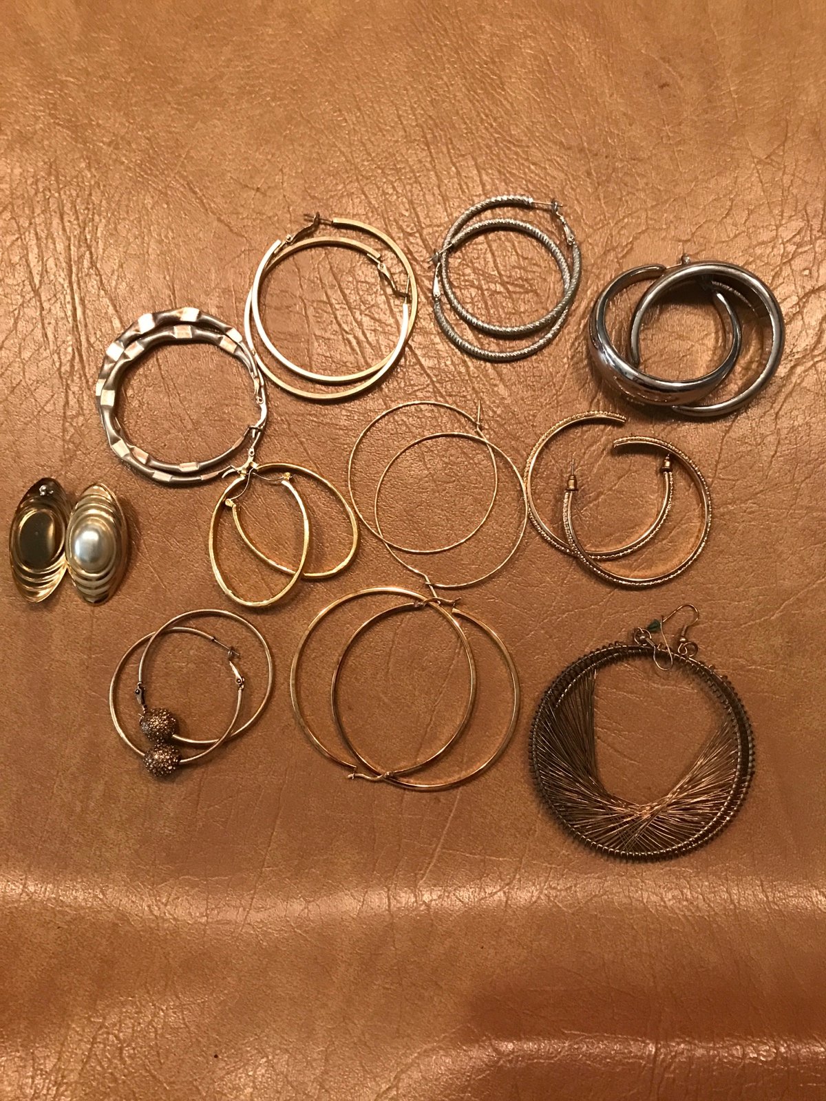 Very nice lot of 11 pairs of gold and silver earrings