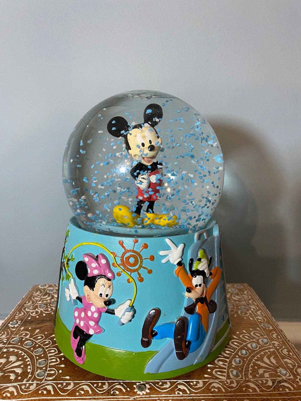 Disney Mickey Mouse Minnie Goofy Musical Snowglobe Snow Spins Music Plays