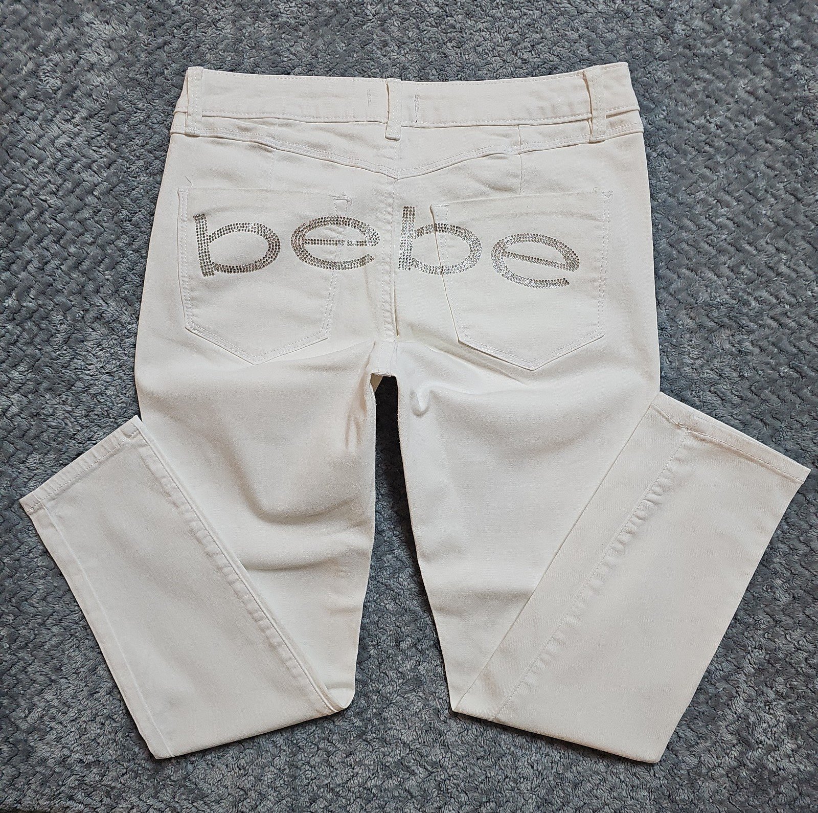 Bebe Soft White Heart Breaker Capri Skinny Jeans. Womens Size: W28x23.5L