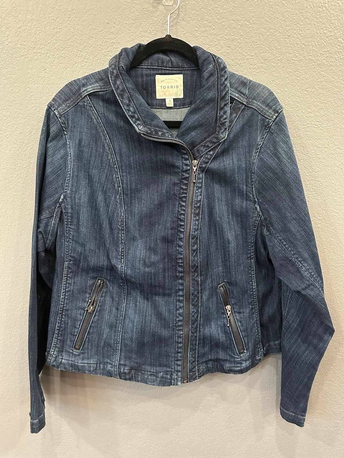 Torrid 3 Blue Moto Denim Jean Jacket Full Zip Cotton Stretch Size 3X Assymetric