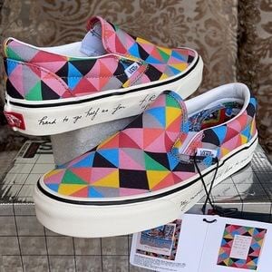 Coloured flat shoes