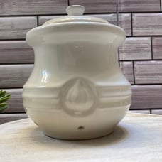 Le Creuset ❤️14 oz meringue Garlic Keeper Holder Jar Stoneware NWT