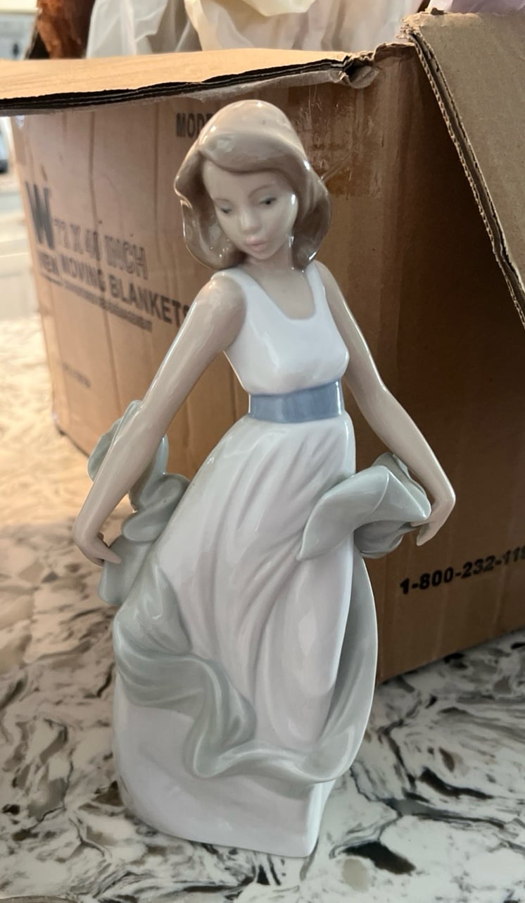 Nao by Lladro Lady figurine Walking On Air Rare Figure Mint Condition