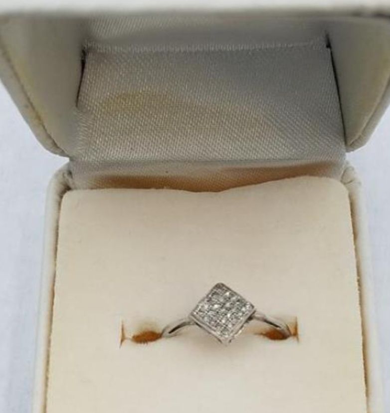 10k white gold diamond ring
