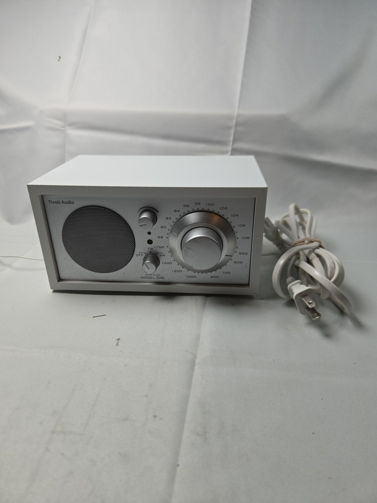 TIVOLI AUDIO Henry Kloss MODEL ONE AM/FM Desktop RADIO WHITE With Power Supply