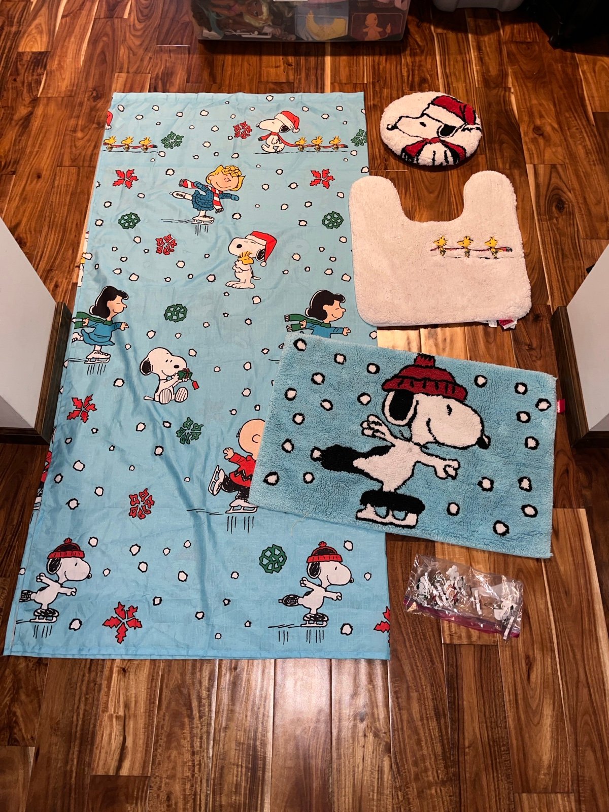 Vintage Charlie Brown Snoopy Holiday Bathroom lot Shower curtain w/ hooks & rugs