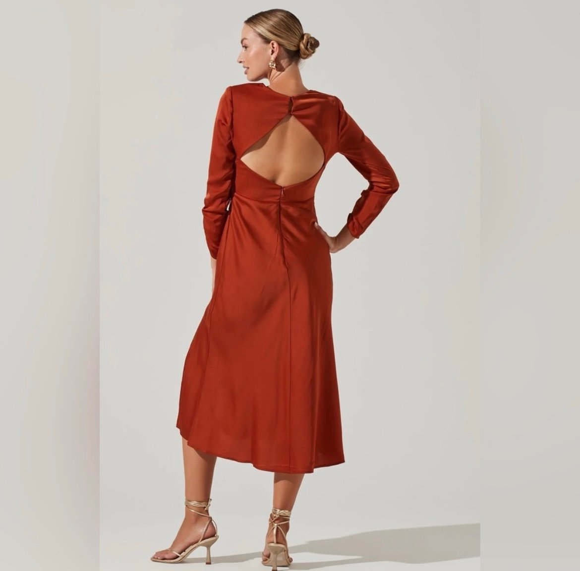 ASTR THE LABEL GRACIE LONG SLEEVE CUTOUT SATIN MIDI DRESS IN RUST