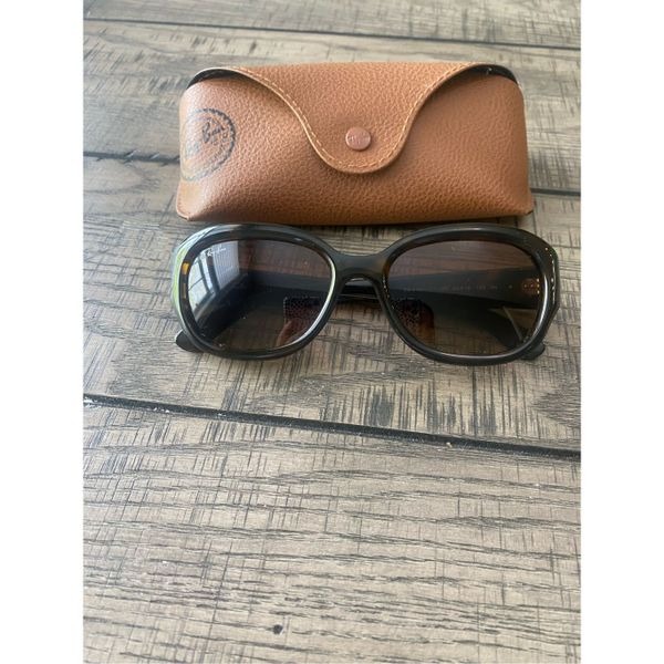 RayBan woman’s sunglasses with case