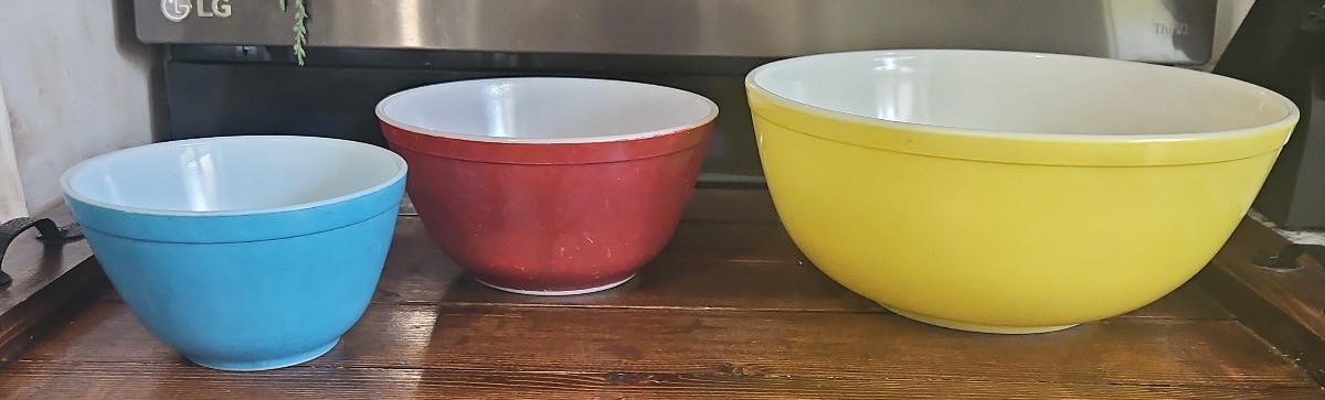 vintage Pyrex bowls