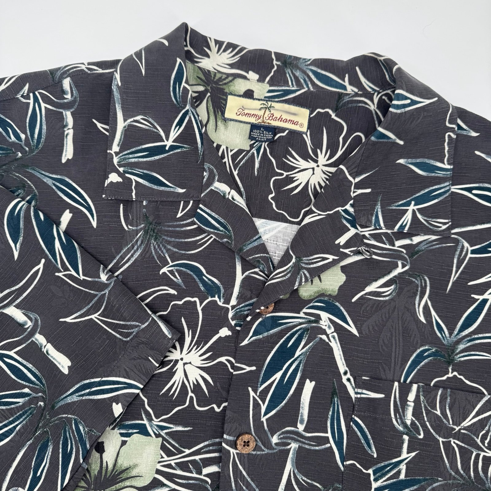 Tommy Bahama Men's Large 100% Silk Gray Floral Short Sleeve Button Down Shirt