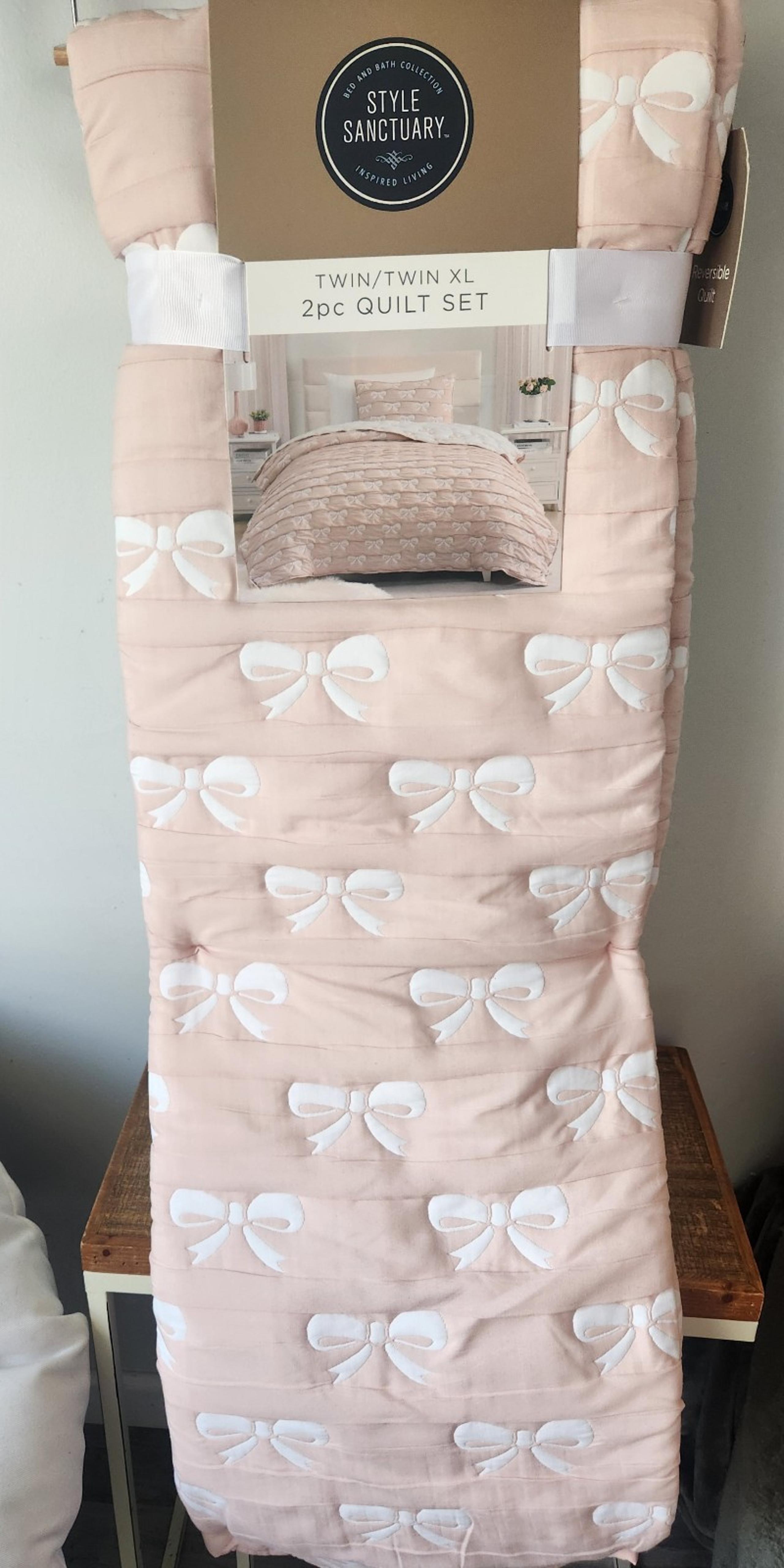 Pink bow twin quilt set