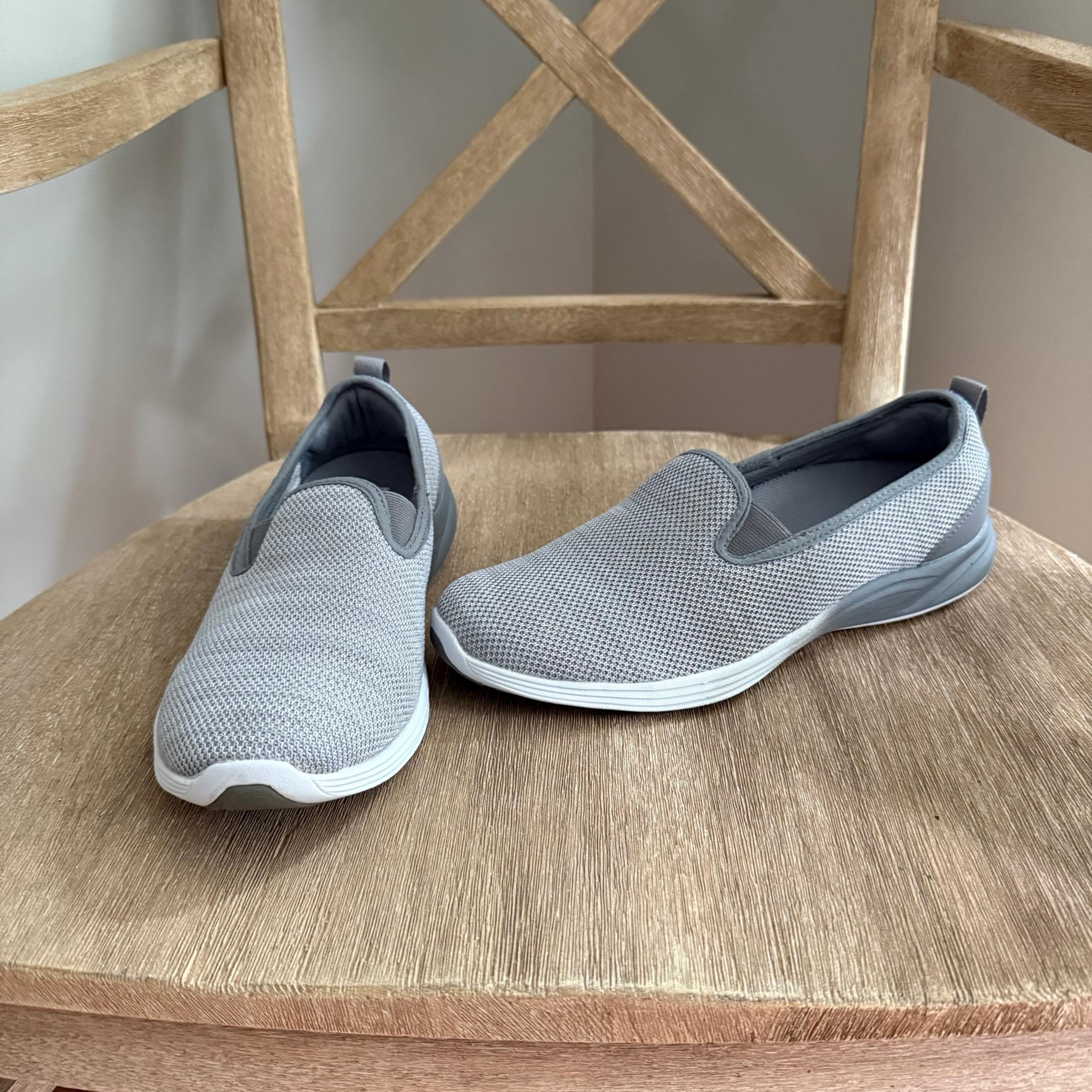 Vionic Women's Grey casual slip on Athletic Loafer sneakers size 9.5