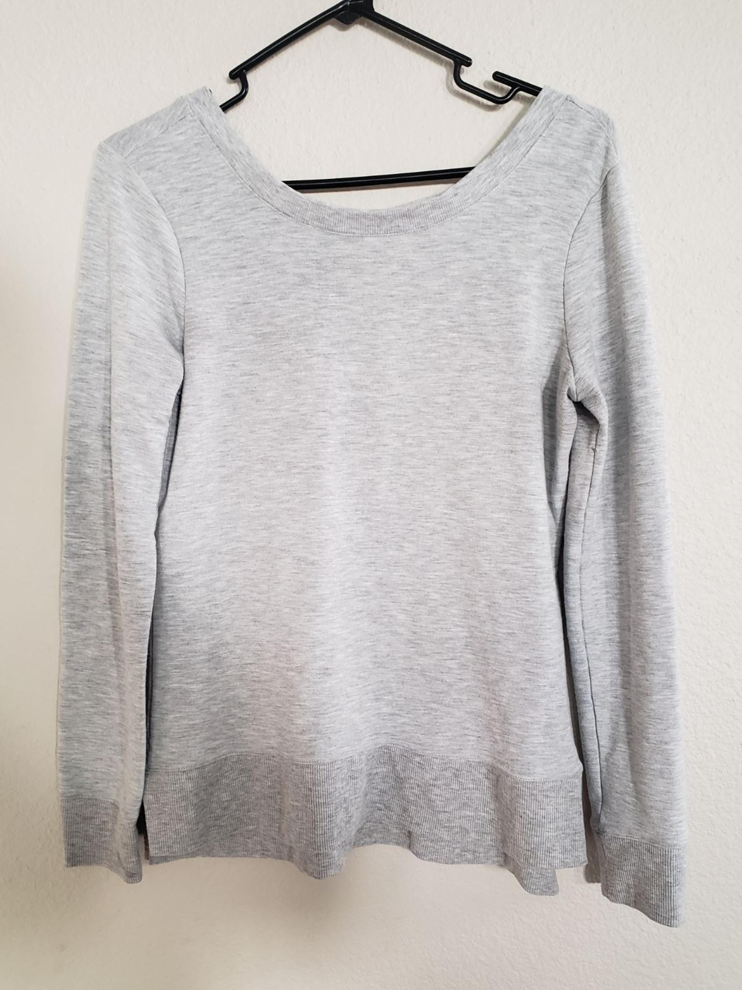 Yogalicious Womens Gray Knit Sweatshirt