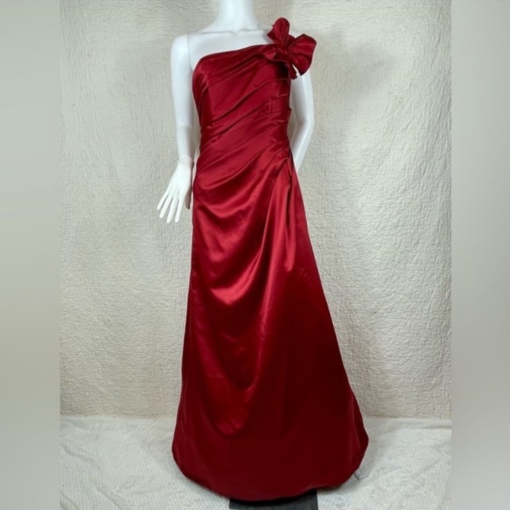 David's Bridal One Shoulder Pleated Red Cherry Bridesmaid, Party Dress Size 4