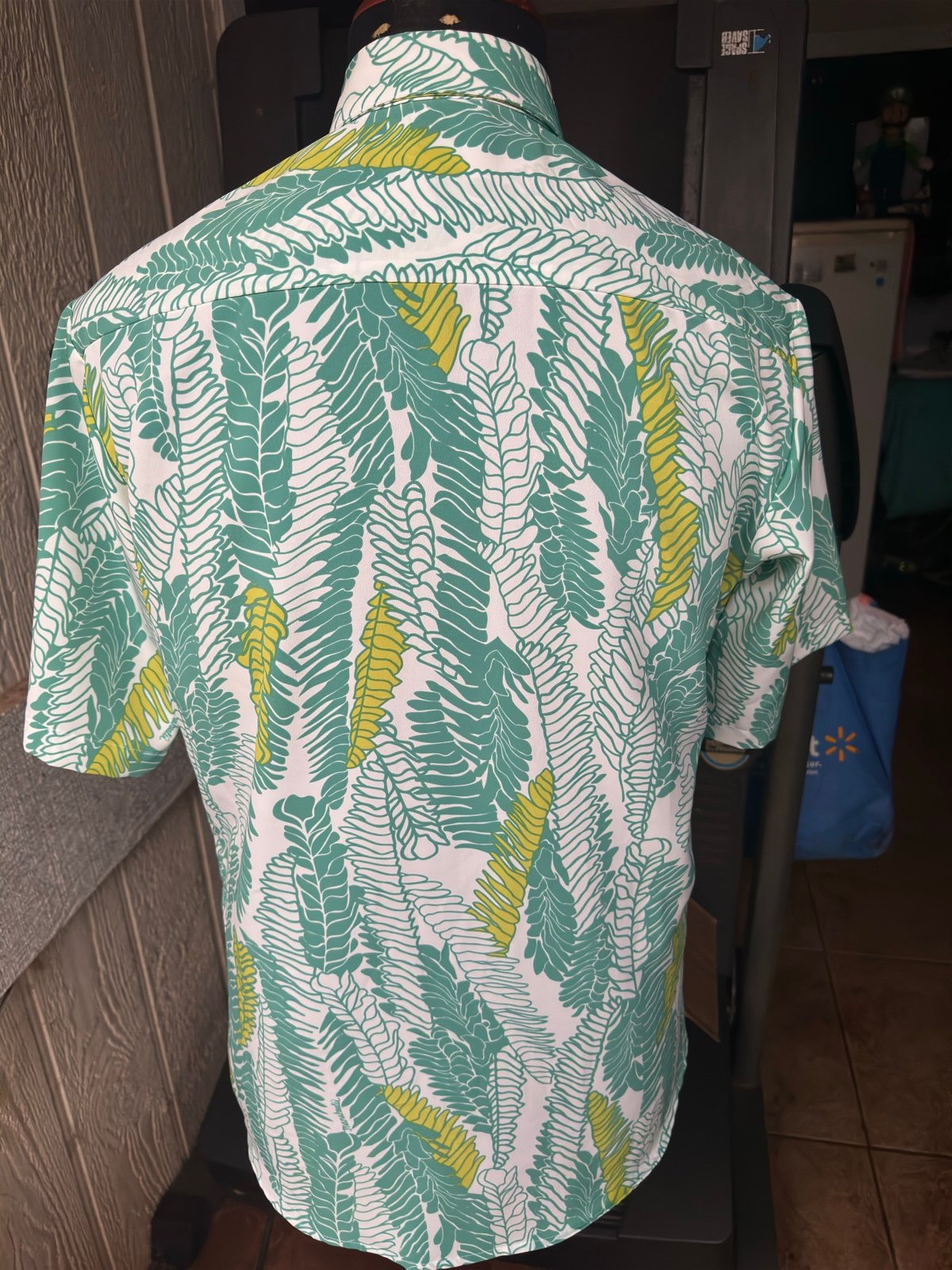 NWOT Manuhealii Green/White Hawaiian Print Full Button Men's Medium - detail