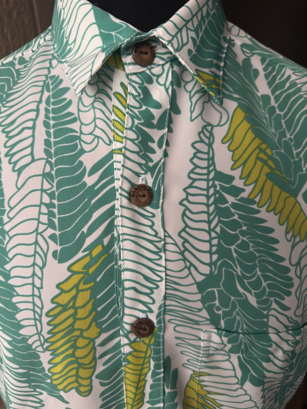 NWOT Manuhealii Green/White Hawaiian Print Full Button Men's Medium - detail