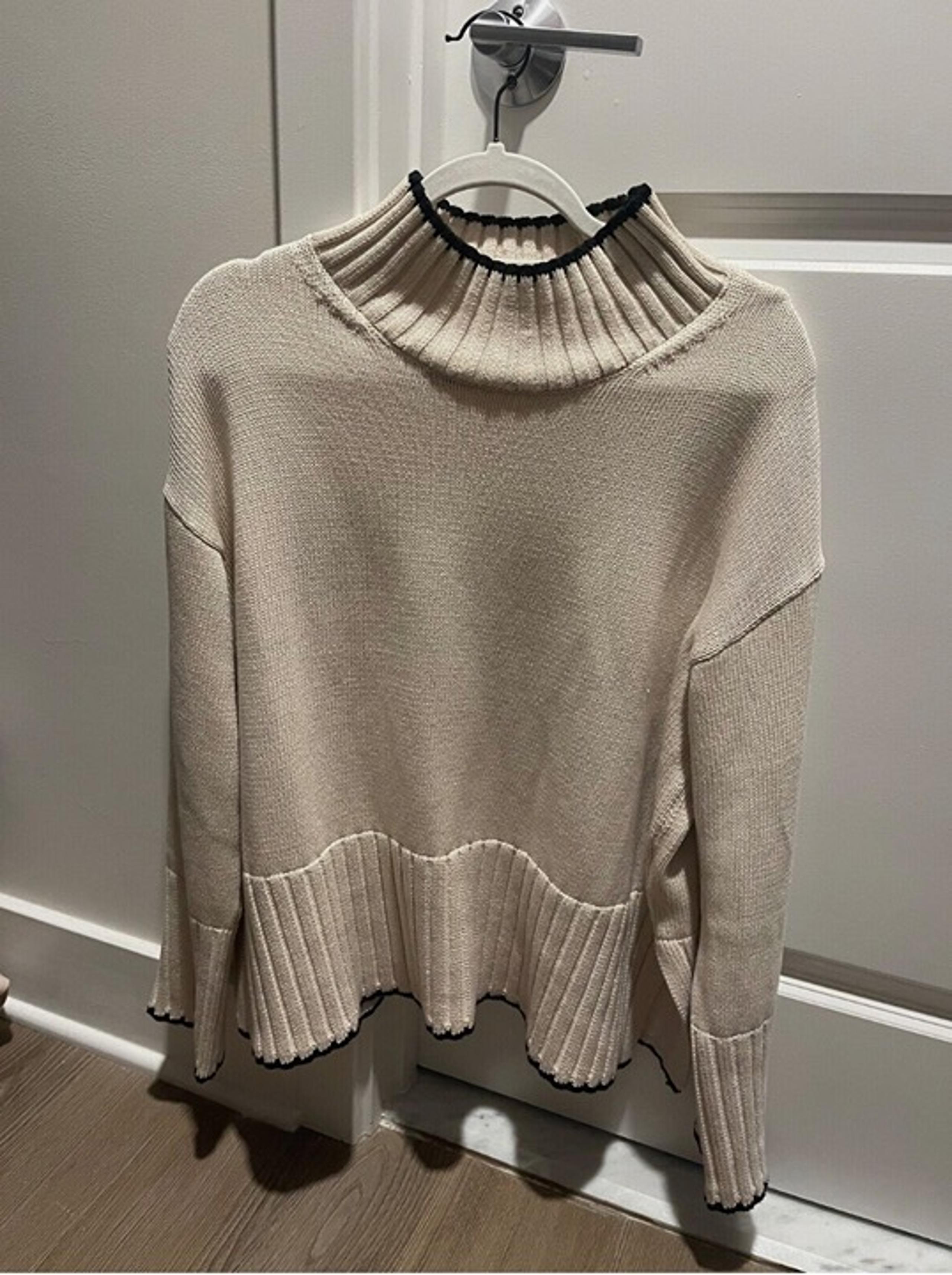 Size Small GAP Turtleneck Sweater Black Lining