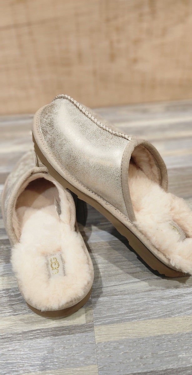 UGG SLIPPERS