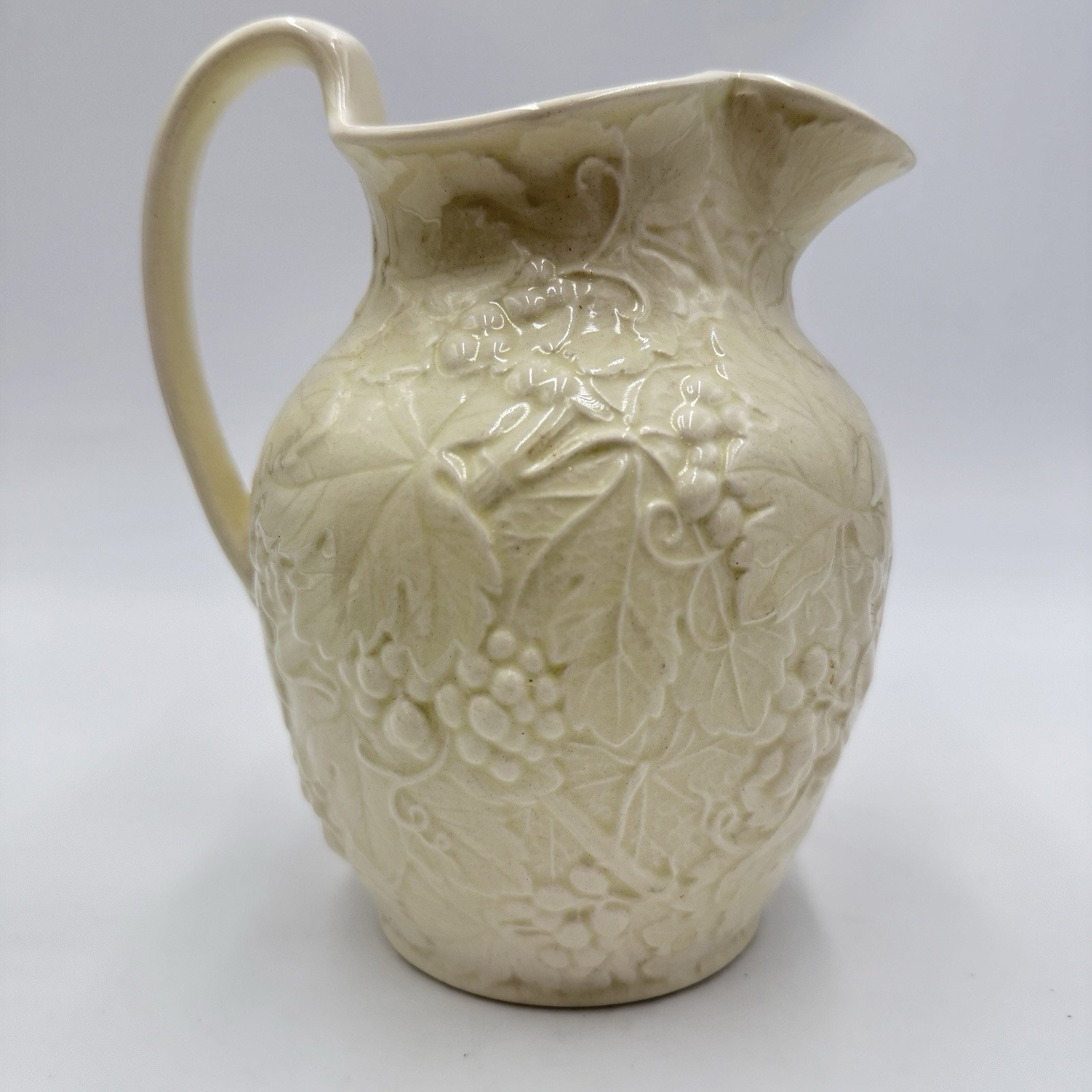 1954 Wedgwood & Barlaston Etruria Strawberry & Vine 7 Pitcher Jug Embossed