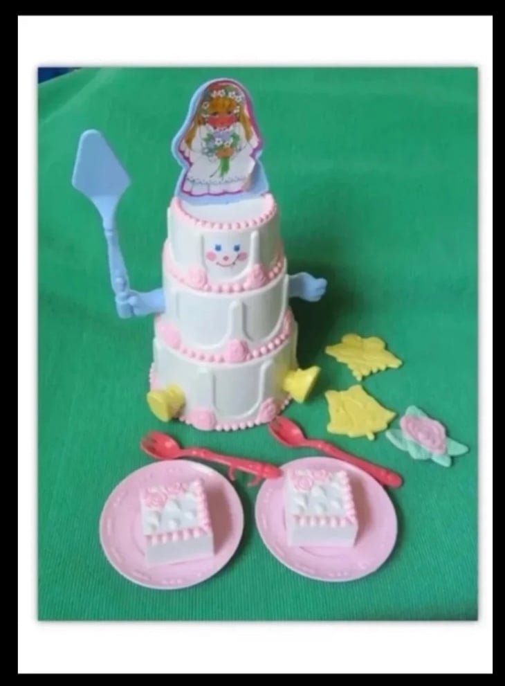 VTG 1989 CHERRY MERRY MUFFIN DOLL WEDDING PLAYSET 3 TIER CAKE SPATULA TOPPERS