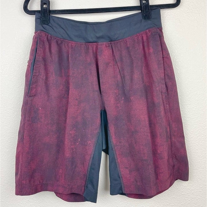 LULULEMON Men's Medium T.H.E. Linerless Shorts Red Black Dot Breathable Running