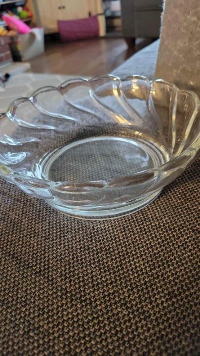 Glass bowl 7 inch diameter 2.5 inches deep