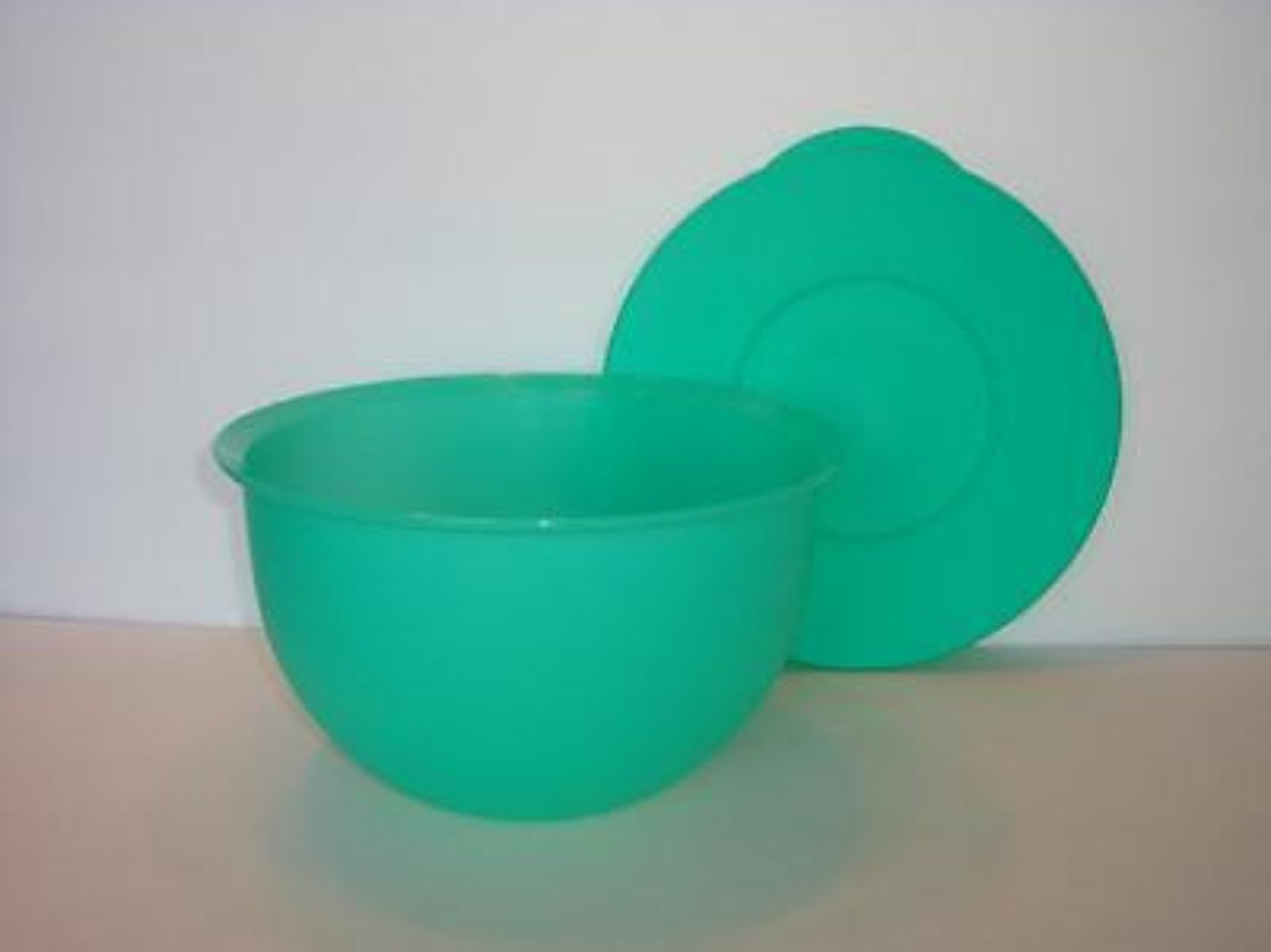 NEW Tupperware 32 cup impressions bowl, green