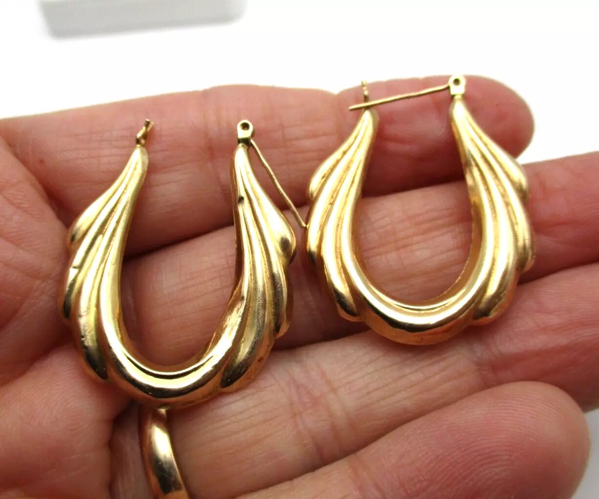 14K Yellow Gold Oval Hoop Earrings [E245]