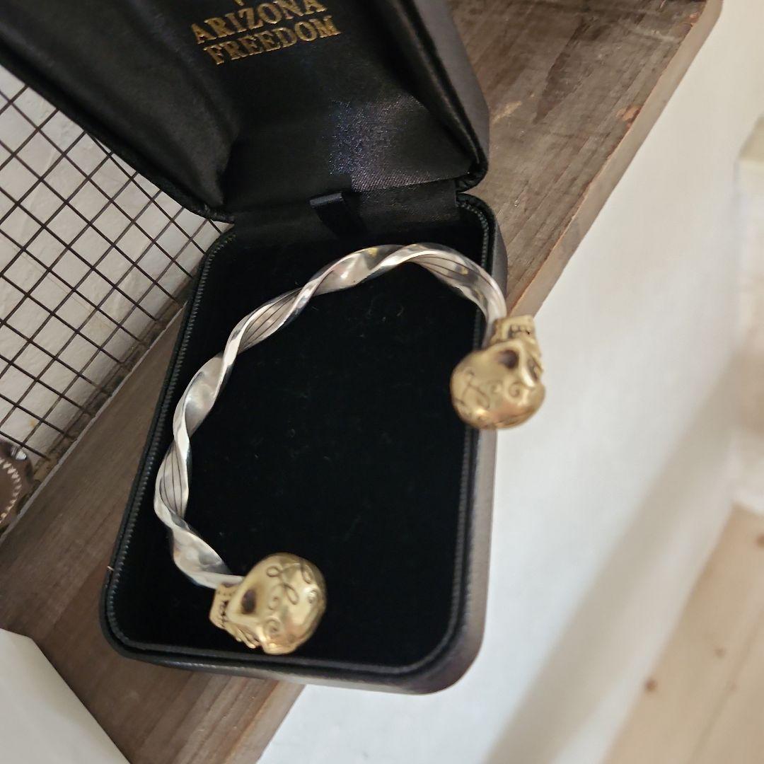 Garcia Scalloped Twist Bangle