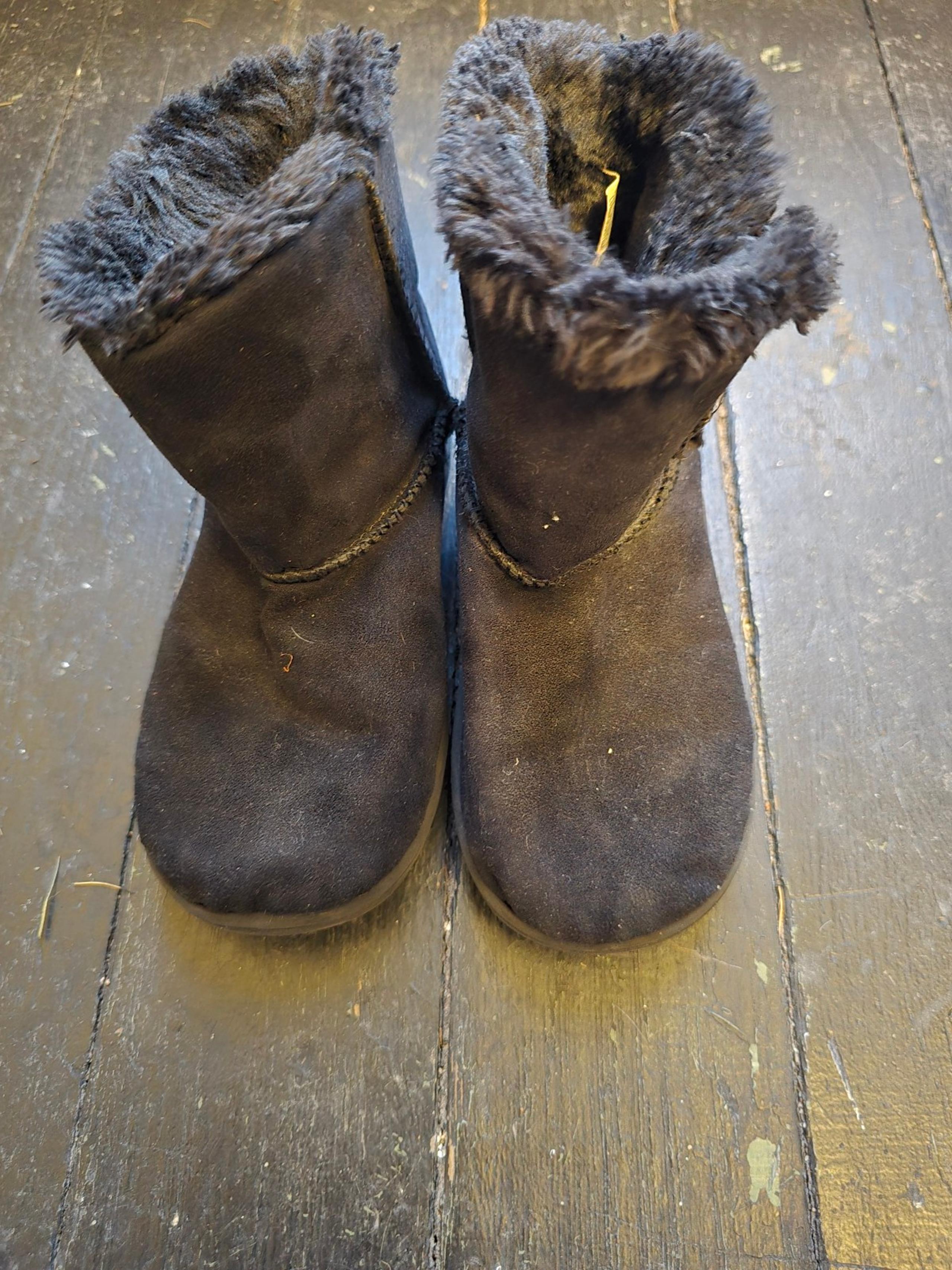 Fuzzy Boots - size 9