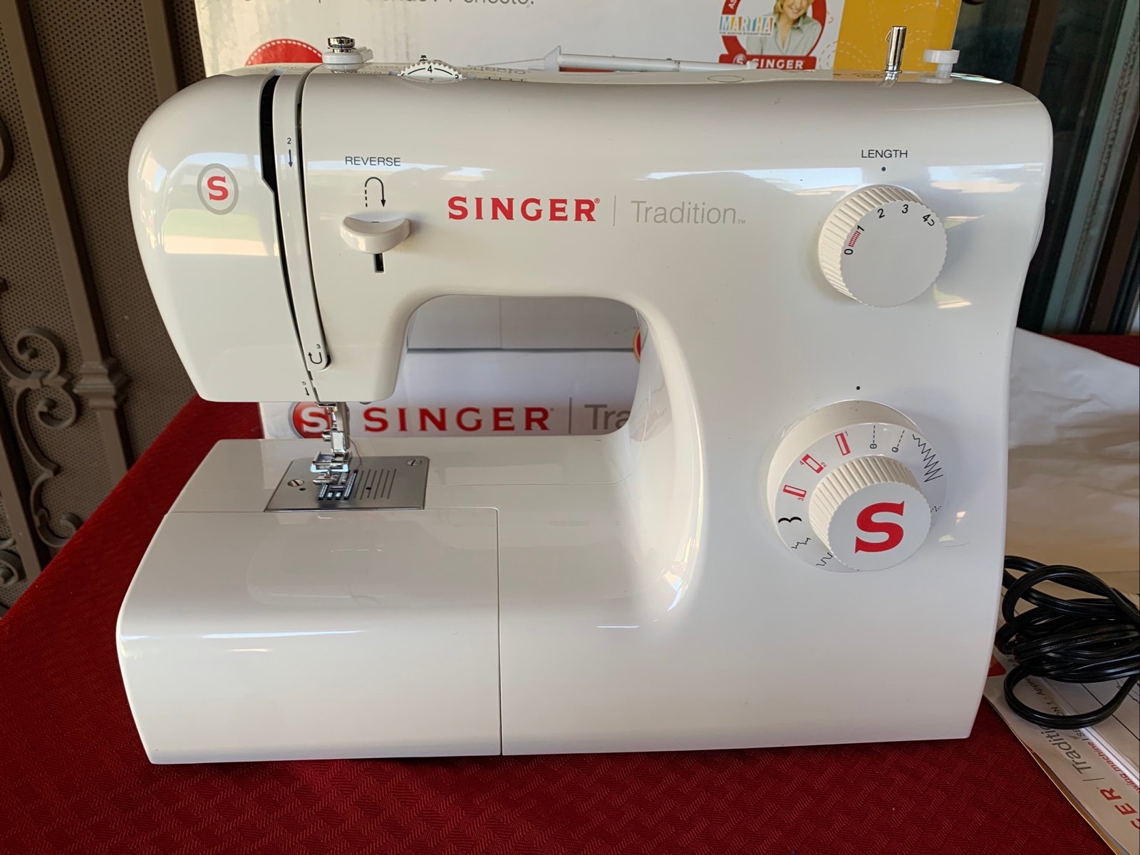 Singer Model 2250 Tradition Electric Sewing Machine. W/ Pedal